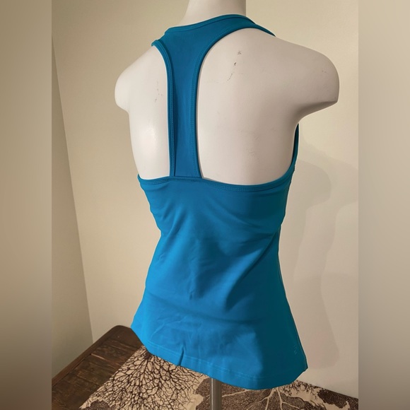 Tonic Active Yoga Top with Built in Shelf Bra Size Medium in EUC - Picture 6 of 8